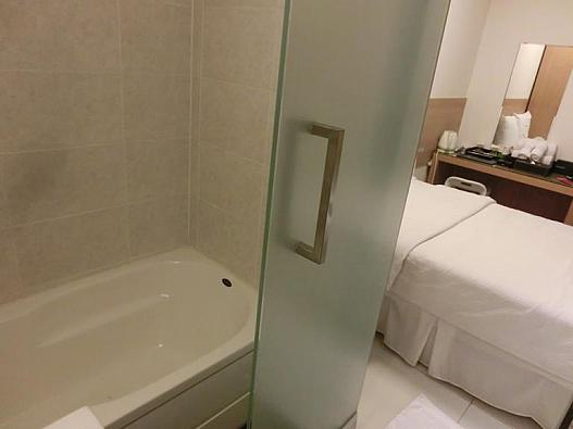 バスルームはトイレ＋完全一人用の小さなバスシャワー。このサイズでも風呂入ろうって人が居るかは疑問。完全な日本人向けw