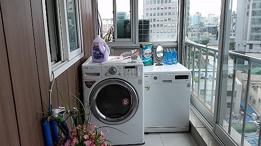 左が洗濯機。上にある液体洗濯洗剤とソフナーは自由に使えます。