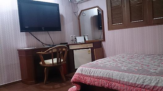 TVは大画面だし、部屋も十分広いです。