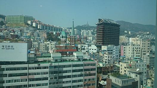 今回泊まったのは18階のデラックスツイン。
シティービューだったので海は見えませんが、坂が多い釜山街並みを見られて私は気に入り