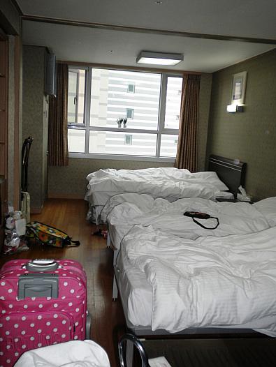 ファミリースイートの部屋です。帰る前なので、ちょっと散らかってますが・