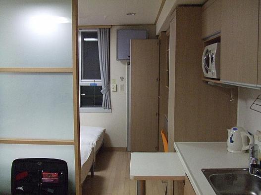 簡単なキッチンがあります。
火は使えません。ポットでの湯沸かしになります。
