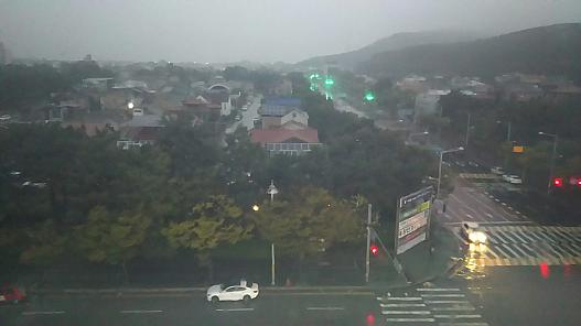 夜が明けてくると景色がよさそう。残念ながら早い時間で雨も降っていたのでこんなですが。
