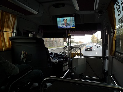 バス車内です。
テレビがあります。