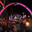夜のPIFF広場　ネオンゲート