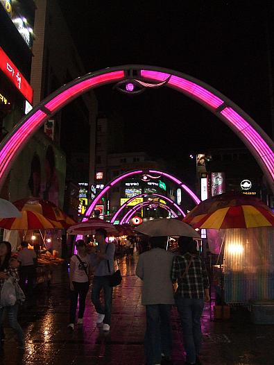 夜のPIFF広場　ネオンゲート