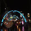 夜のPIFF広場　ネオンゲート