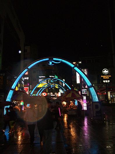 夜のPIFF広場　ネオンゲート