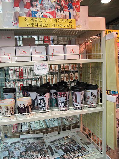 南浦文庫の 地下、文具コーナーで 売ってる、韓流スター グッズ。国際市場みたぃに、ボッタクリじゃなくてぃぃ♪