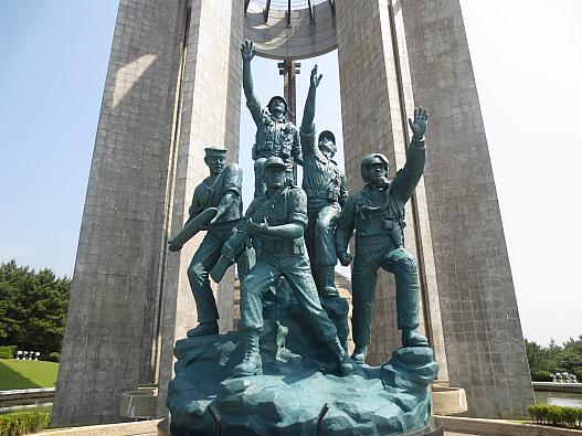 忠魂塔の兵士像