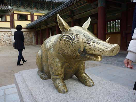 極楽殿の前にある「福豚像」