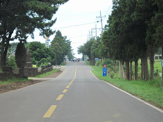 右手の前方の青い看板にﾄｯｹﾋﾞ道路の始まりと書いています。
