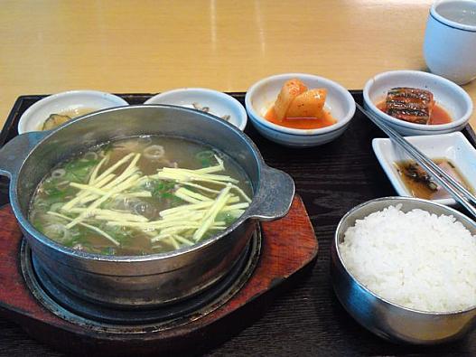 カルビタン定食１４００W。値段はなんと街の約２倍。もちろんサービス料も込みですが。好きな食べ方は、ご飯を入れてクッパで食します。