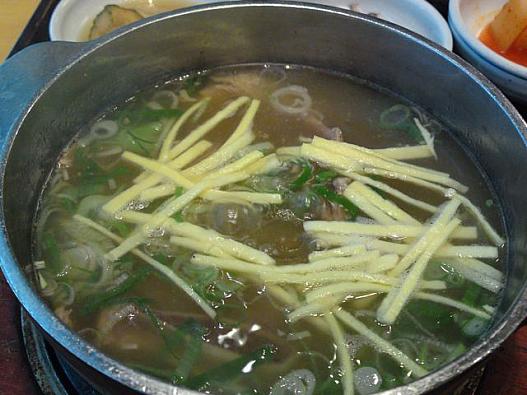 カルビタン。骨付きカルビがごろごろ入っていておすすめです。熱々に煮立ったのが厨房から直接運ばれてきます。
