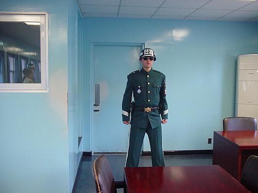 見張りの人の後ろにあるドアの外は北朝鮮！
