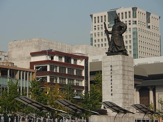 李舜臣（イ・スンシン）将軍
銅像が高いので、遠くからズームで撮らないと・・・・