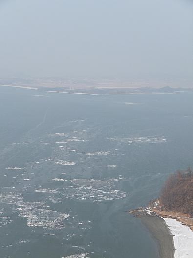 凍てつく臨津江の先に北朝鮮領土が見えました。