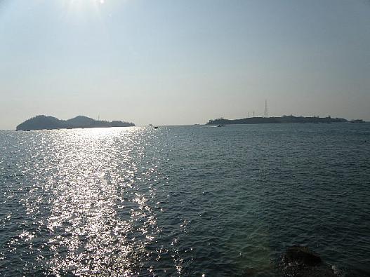 ５月頃は右の島・茅島（モド）との道ができる海割れでにぎわうがシーズンオフのため観光客は一人もいない。左は錦湖島（クモド）