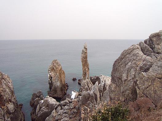 5.冬ソナでも撮影地になった燭台のような形の湫岩海辺の岩