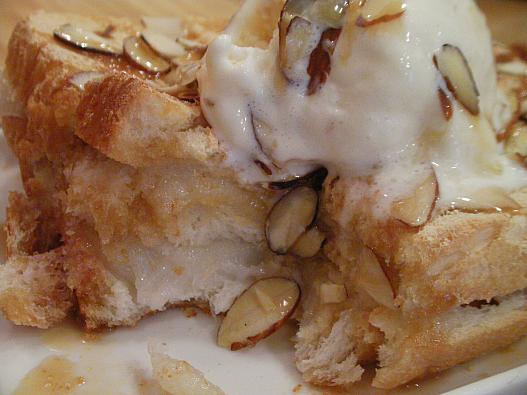 お餅カフェ・シル（떡 카페 시루）。ハニートースト拡大（笑）薄切りパン3枚の間にお餅。きな粉・シロップ・アーモンドにアイス！見た