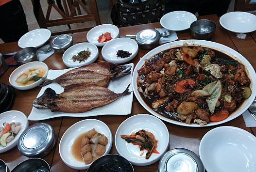 河回村・名物料理「塩サバと鶏肉」