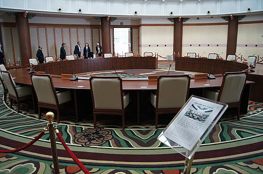 各世界の首脳が会議を行った会議室です。