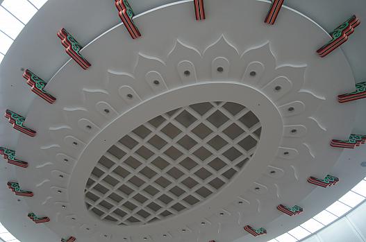 天井は、韓国にある遺跡の形をまねて作ったそうです。