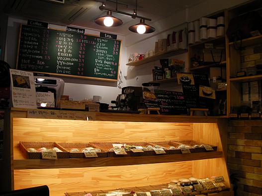 お餅カフェ・シル（떡 카페 시루）店内。コーヒー豆も販売してる？