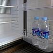 冷蔵庫内には、ミネラルウォーターのボトルが２本入っていました。無料サービス品です。