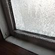 この冬最強の大寒波がやってきた日だったので、窓の結露が凍結していました（室内はオンドルが効いていて暑い位でした…）