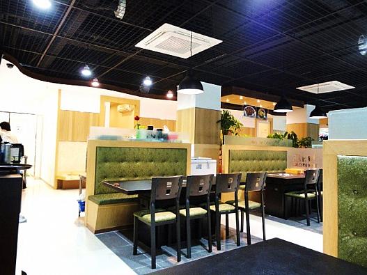 出来たばかりのスタイリッシュな店内。ランチにはピアノ曲、ディナーにはジャズが流れる。