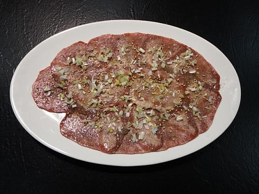 牛タン。韓国の焼肉店では珍重。炭火でさっと炙ってレモン汁でいただく。歯ごたえと柔らかさが最高！