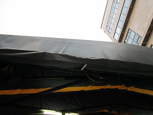 開閉式屋根半開です。