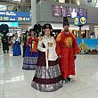 仁川空港にてー②。

王様と王妃様、こちらを向かれ素晴らしい笑顔して下さった王妃様。
思わず私の「コマスミダー」！にうなず
