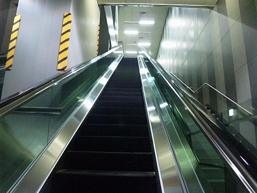 1-1.空港鉄道のホームからはエスカレータで上がれます。