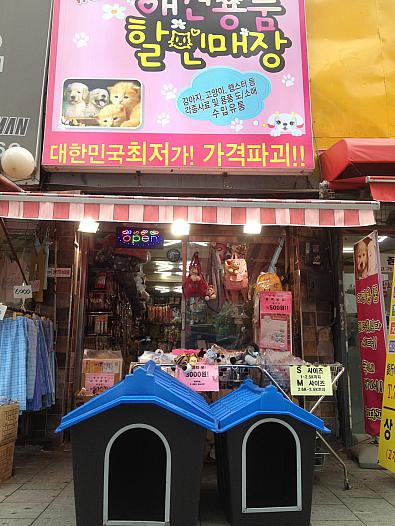ピンクのお店の看板が目印です!!!