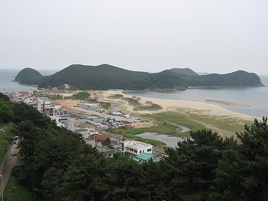 展望台から少し下った所から見た没雲台・多大浦海水浴場方面