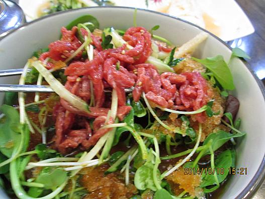 まずは、①味目！韓牛ユッケをいただきます♪