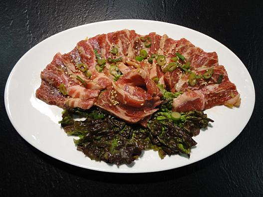 牛カルビ。特製のタレが旨さをひきだす。この品質と一人前180ｇというボリュームで15000ウォン。