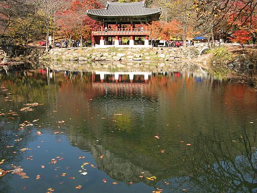 池に映える白羊寺の摟閣と背後の山