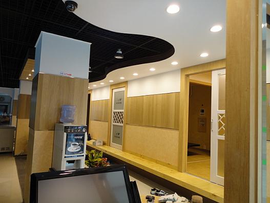 個室もあります。人数に応じて予約可。日本語がわかるスタッフがいるのでお気軽に。