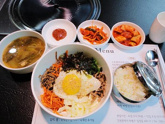 ランチのビビンパ。たっぷりナムルでお腹も喜ぶ。ランチにはプルコギスパゲティなどもあり。