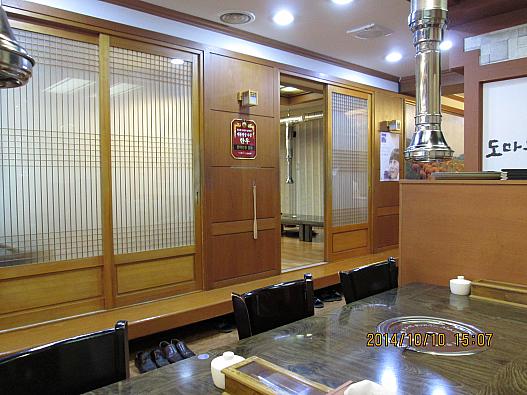 店内です。奥が座敷、手前がテーブル席になります。