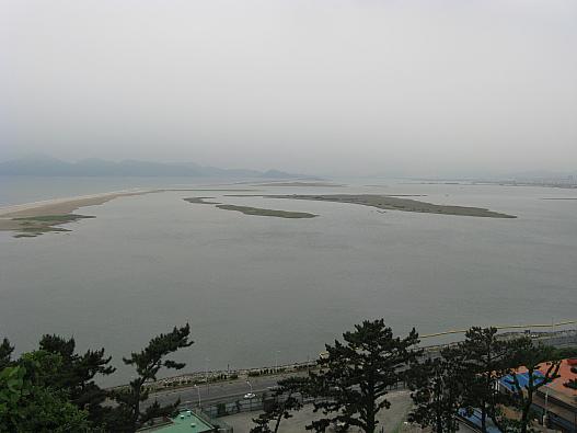 沿岸砂州その２、後ろに霞んで見えるのは加徳島
