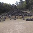 「山清　仇衡王陵」

石が7段にピラミッド型に積まれている
