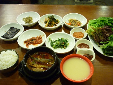 右下の赤い器がマッコリ。
１杯1000W。
定食はミョルチサムパプ
6000W。