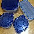 タッパーセット。正方形のタッパーは実際は2つあります。円形、正方形ともに重ねて収納可能です。