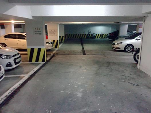 地下駐車場、4階までエレベータ―もあります。