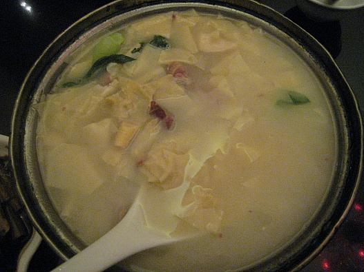 湯葉っぽい鶏の入ったスープ