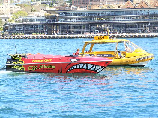 水上タクシー（黄）とジェットボート（赤）